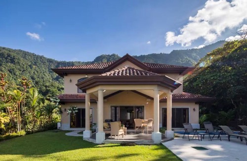 Ballena House | Britt Ojochal's House