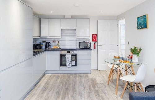 Coldharbour Apartment | Brixton, London 🏡 Glamorous Two-Bedroom Serviced Apartment