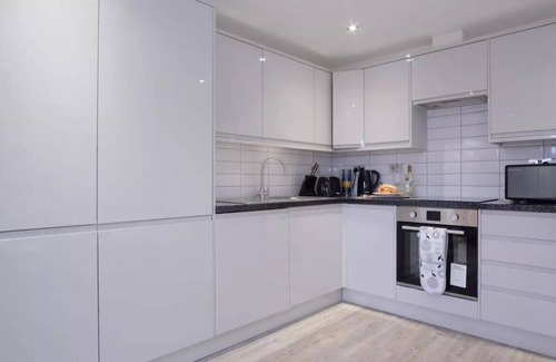 Coldharbour Apartment | Brixton, London 🏡 Glamorous Two-Bedroom Serviced Apartment