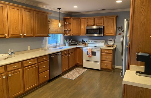 Morehead City House | Broad Street Living- Sleeps 6: 1 story Bungalow w/fence - two blocks from water