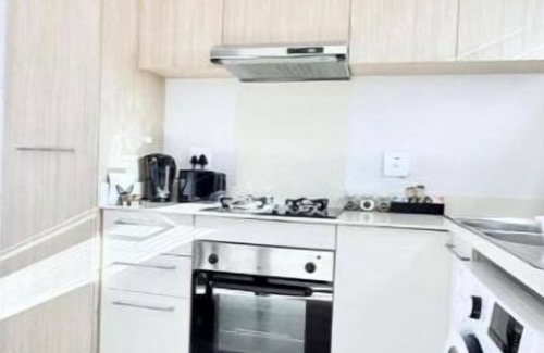 Greater Johannesburg Metropolitan Area Apartment | Broadacres Apartment - Full kitchen, with strong Wi Fi