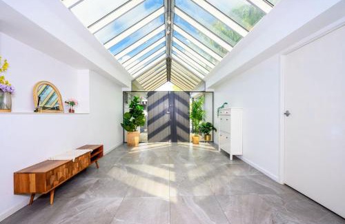 Broadbeach Waters House | Broadbeach Canal Front Getaway with Pool & Jetty