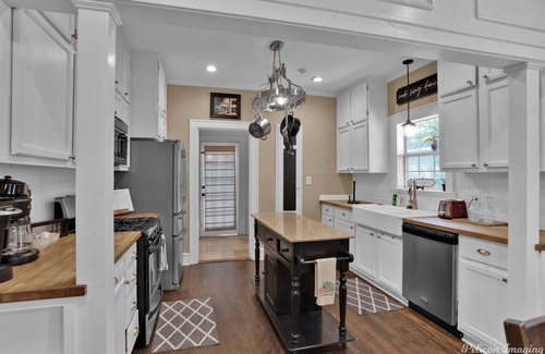 Broadmoor House | Broadmoor 3 Bed Pet Friendly Fenced Backyard