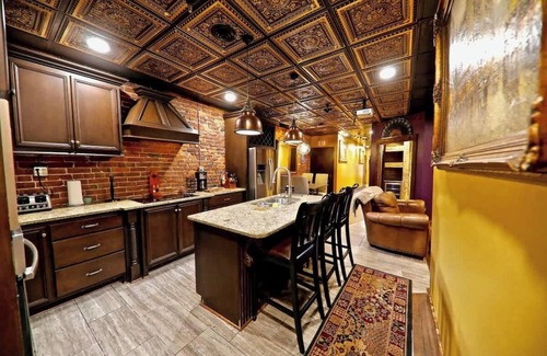 Downtown Nashville House | Broadway! 4br/2bth 2500sf Art Gallery/Steam Room