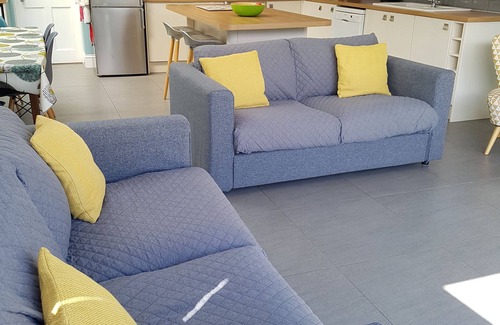 New Forest District House | Brockenhurst Village - Spacious House, 5 bed, 3 bathrooms, 2 sitting areas.