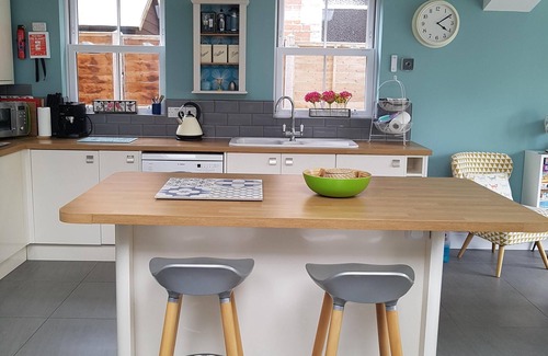 New Forest District House | Brockenhurst Village - Spacious House, 5 bed, 3 bathrooms, 2 sitting areas.