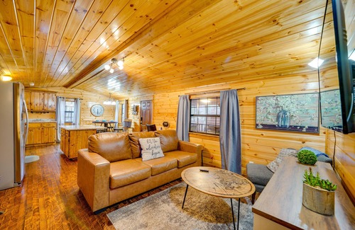 Broken Bow Cabin | Broken Bow Abode w/Hot Tub < 7 Mi to Lake!
