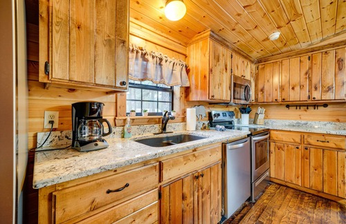 Broken Bow Cabin | Broken Bow Abode w/Hot Tub < 7 Mi to Lake!
