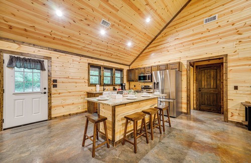 Broken Bow Cabin | Broken Bow Cabin w/Private Hot Tub: 14 Mi to Lake