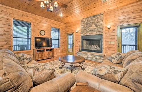Broken Bow House | Broken Bow Cabin with Deck, Hot Tub and Fire Pit!