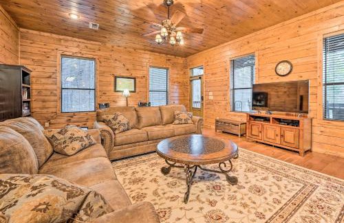 Broken Bow House | Broken Bow Cabin with Deck, Hot Tub and Fire Pit!