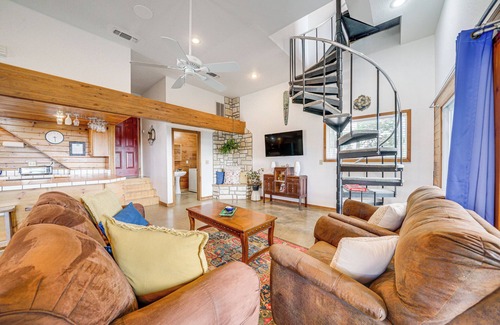 Broken Bow House | Broken Bow Escape w/Mountain Views & Pool Access!