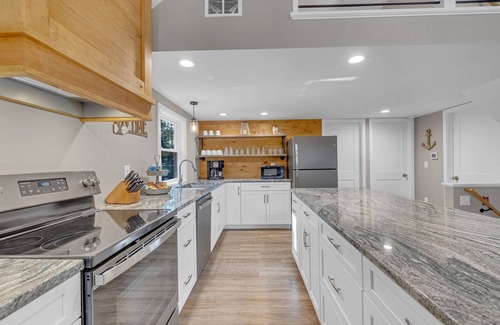Pocono Lake Cottage | "Broken Oar" Wi-Fi, Firepit, Deck, BBQ Grill, Close to Skiing and Water Parks