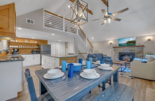 Pocono Lake Cottage | "Broken Oar" Wi-Fi, Firepit, Deck, BBQ Grill, Close to Skiing and Water Parks