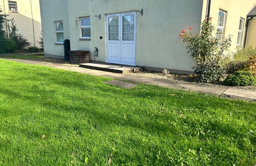 Bromyard Apartment | Bromyard-apartment-2br-parking-5mintocitycenter