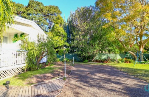 Swansea House | Bromyard Lakeside Cottage - access to waterfront