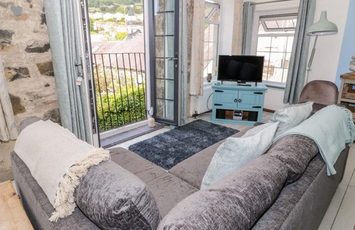 Llanfairfechan Cottage | BRON RALLT NEWYDD, pet friendly, with open fire in Llanfairfechan
