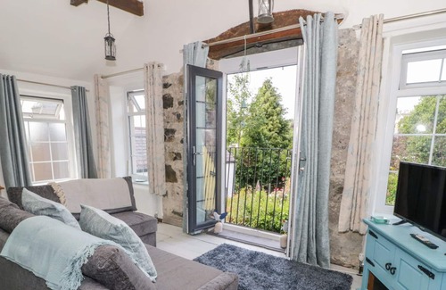 Llanfairfechan Cottage | BRON RALLT NEWYDD, pet friendly, with open fire in Llanfairfechan