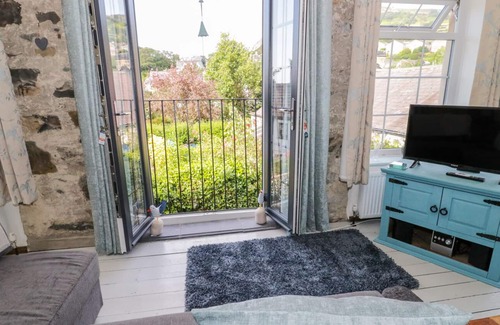 Llanfairfechan Cottage | BRON RALLT NEWYDD, pet friendly, with open fire in Llanfairfechan