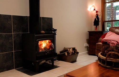 Mount Dandenong Cottage | Brook Cottage. 7 Acre Rain Forest Paradise