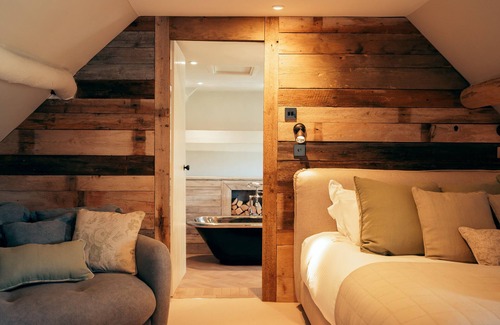 Burford Cottage | BROOK COTTAGE, pet friendly, with hot tub in Little Barrington