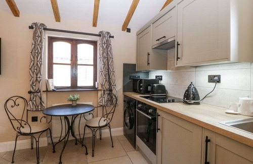 Llanwenarth Cottage | BROOK COTTAGE, pet friendly in Abergavenny