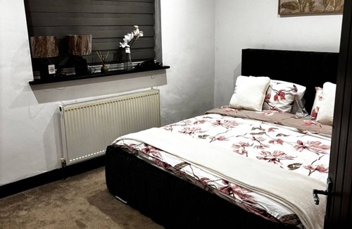 Bushey House | Brookland Stays Short Lets & Serviced Accommodation Hertfordshire.