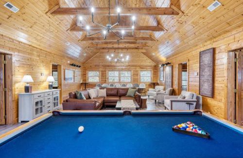 Gatlinburg - Pigeon Forge House | Brookshore by AvantStay Relaxing Backyard Creek 10mins from Pigeon Forge