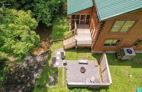Gatlinburg - Pigeon Forge House | Brookshore by AvantStay Relaxing Backyard Creek 10mins from Pigeon Forge