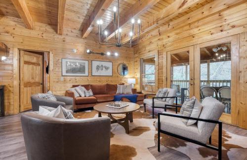 Gatlinburg - Pigeon Forge House | Brookshore by AvantStay Relaxing Backyard Creek 10mins from Pigeon Forge