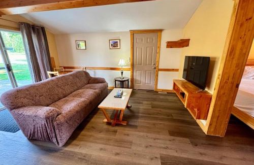 Golden Hotel | Brookside Motel