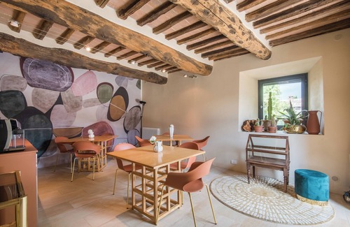 La Cetina Apartment | 'Brotes Appartamento Mandorlo' Apartment with Shared Pool, Wi-Fi, and Air Conditioning