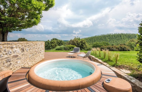 La Cetina Apartment | 'Brotes Appartamento Mandorlo' Apartment with Shared Pool, Wi-Fi, and Air Conditioning