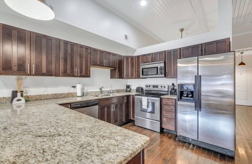 Historic District - North Apartment | Broughton Bliss Loft- City Market, Plant Riverside