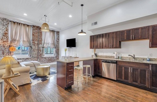 Historic District - North Apartment | Broughton Bliss Loft- City Market, Plant Riverside