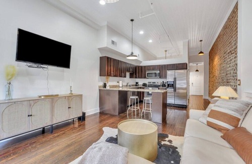Historic District - North Apartment | Broughton Bliss Loft- City Market, Plant Riverside