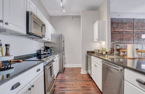 Historic District - North Apartment | Broughton Street Bungalow - Steps to Everything!