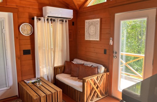 Flat Rock Cabin | Brown Bear Cabin~Jacuzzi~Romance & UTV Add Ons
