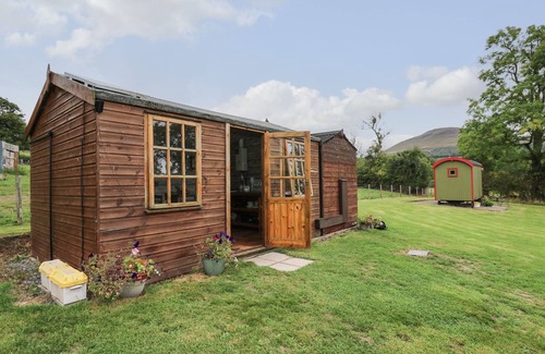 Llanfihangel Tal-y-llyn Cottage | Brown Hare Shepherds Hut