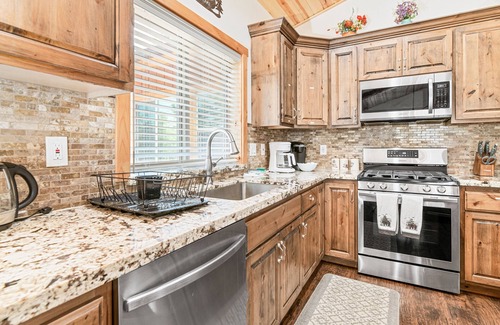 Summit Estates Cabin | Brownie Bear Cabin W/Hot Tub, Walk to Snow Summit