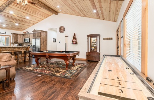 Summit Estates Cabin | Brownie Bear Cabin W/Hot Tub, Walk to Snow Summit