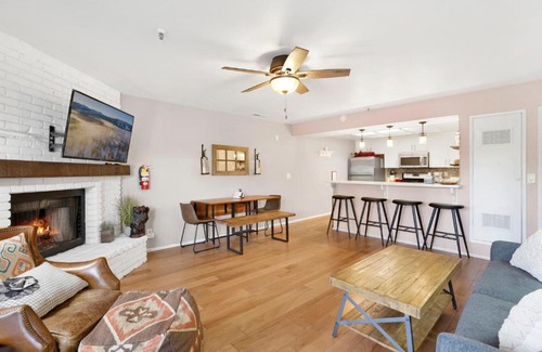 Summit Estates House | Brownie's Den- Modern Cozy Central Resort Condo