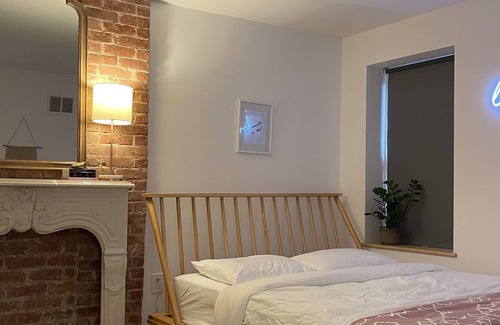 Communipaw Apartment | Brownstone 2 Bedroom Near NYC FREE Parking