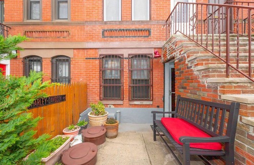 Jersey City Apartment | Brownstone duplex with hot tub and koi pond 20 mins drive from NYC