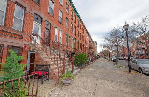 Jersey City Apartment | Brownstone duplex with hot tub and koi pond 20 mins drive from NYC