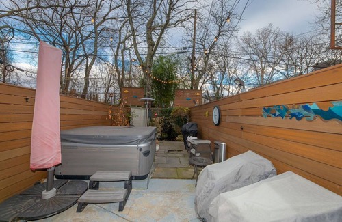 Jersey City Apartment | Brownstone duplex with hot tub and koi pond 20 mins drive from NYC