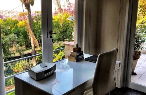 Muckleneuk Apartment | Bruna's Italian private apartment -the Olivo Suite