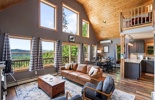 Bryant Pond House | Bryant Pond Cabin Getaway| HotTub| Views| Dog Friendly