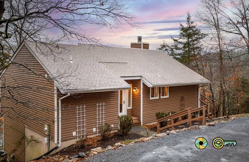 Basye House | Bryce Ascent - ski slope & golf course mtn views!