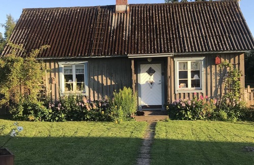 Fegen Cabin | Brygghuset - stay in a cottage on a small farm